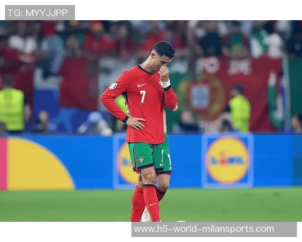 圆梦时刻索博赛后终于如愿获得偶像C罗的球衣之前换球衣时遗憾未能成功