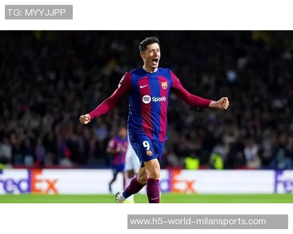 马卡报报道莱万上半场不适巴萨对其坚持比赛表示不满